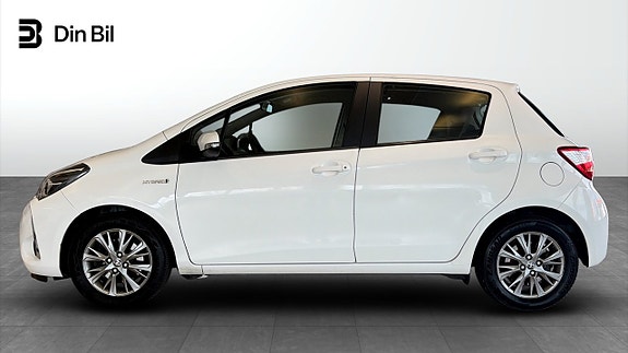 Toyota Yaris 2 of 13