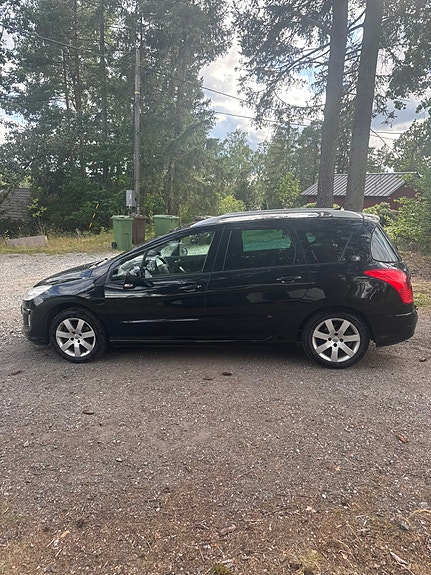 Peugeot 308 SW 2 of 9