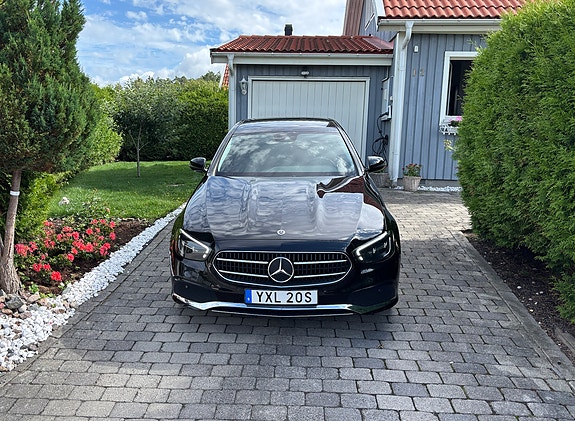 Mercedes-Benz E300 de 2 of 6
