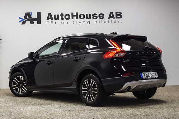 Volvo V40 Cross Country 2 of 24
