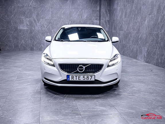 Volvo V40 2 of 5