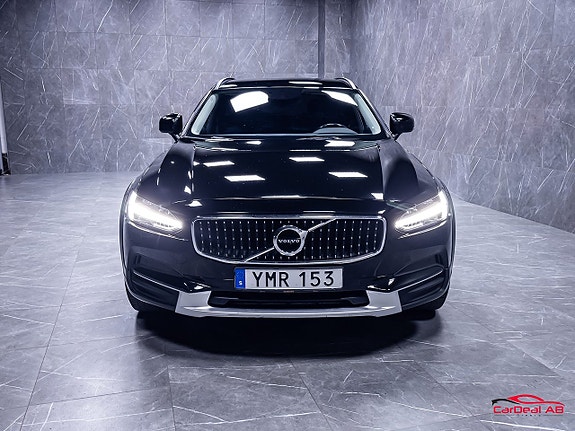 Volvo V90 Cross Country 2 of 5