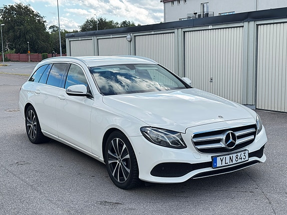 Mercedes-Benz E220 2 of 12
