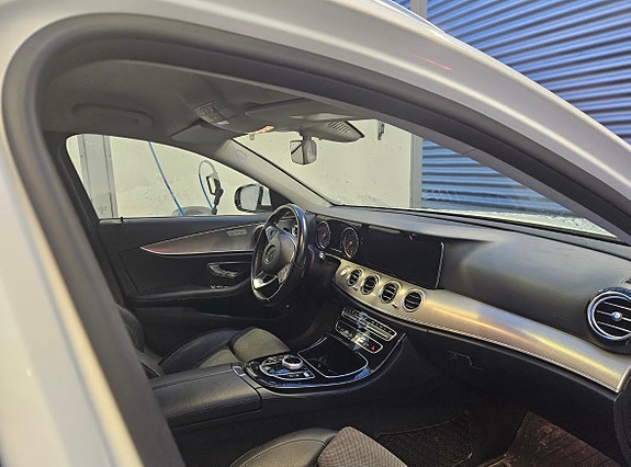 Mercedes-Benz E220 9 of 12