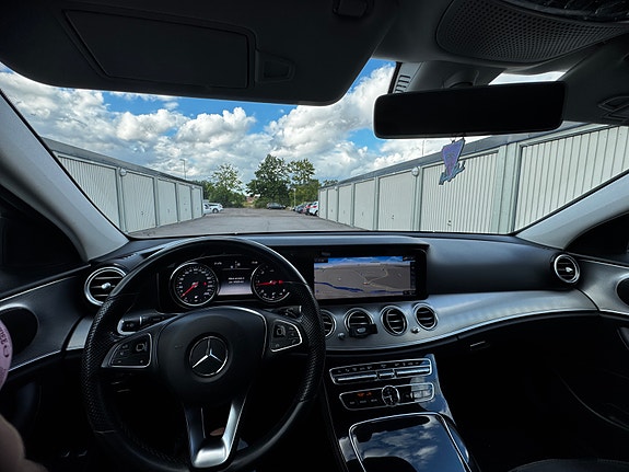 Mercedes-Benz E220 7 of 12