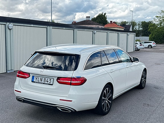 Mercedes-Benz E220 3 of 12