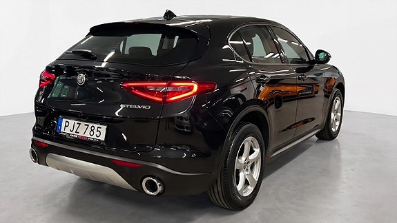 Alfa Romeo Stelvio 4 of 18