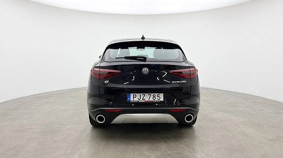 Alfa Romeo Stelvio 5 of 18