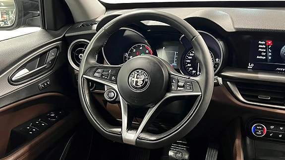Alfa Romeo Stelvio 9 of 18