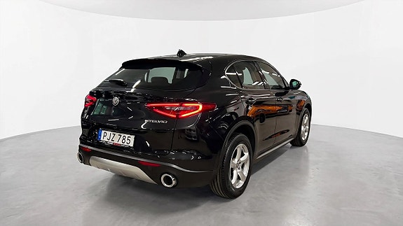 Alfa Romeo Stelvio 4 of 18