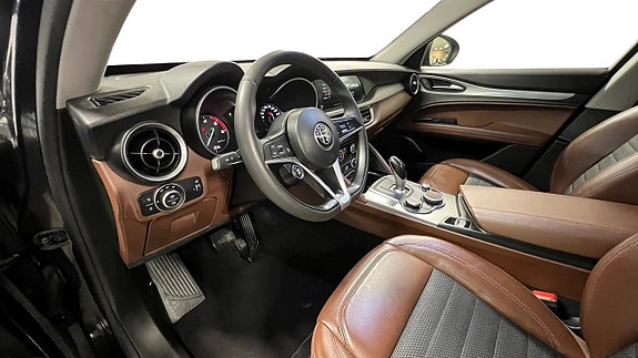 Alfa Romeo Stelvio 10 of 18