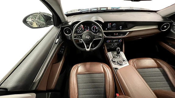 Alfa Romeo Stelvio 7 of 18