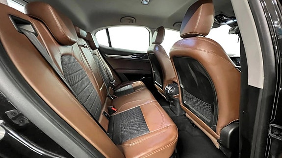 Alfa Romeo Stelvio 14 of 18