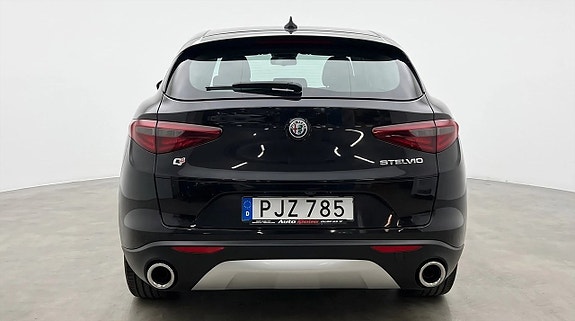 Alfa Romeo Stelvio 5 of 18