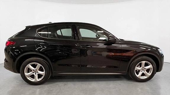 Alfa Romeo Stelvio 3 of 18