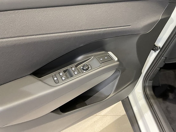Volkswagen T-Roc 16 of 16