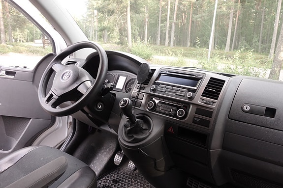 Volkswagen Caravelle 5 of 21