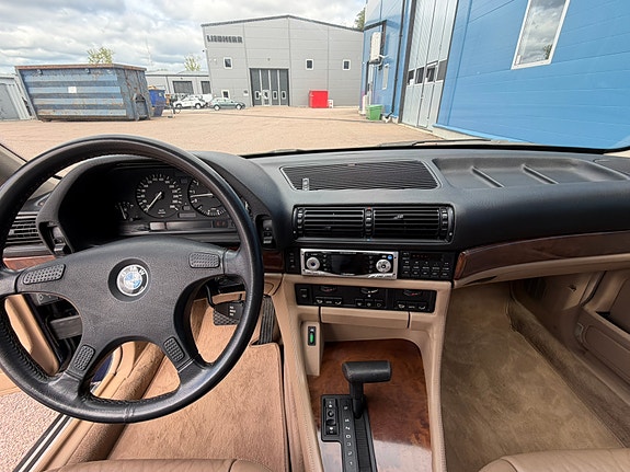 BMW 750iL 19 of 22