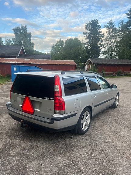 Volvo V70 3 of 7