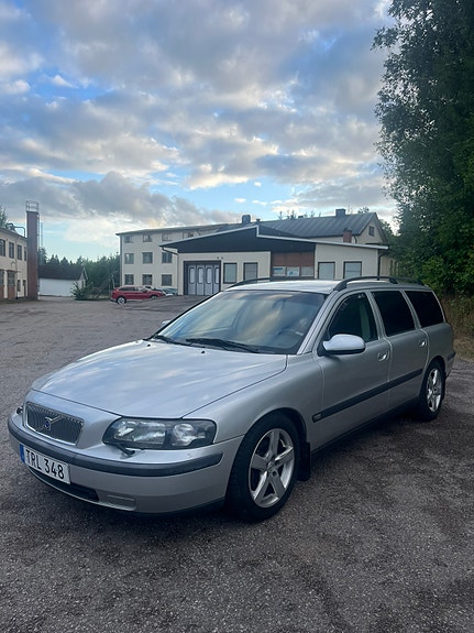 Volvo V70 2 of 7