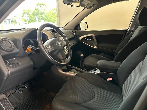 Toyota RAV4 14 of 21