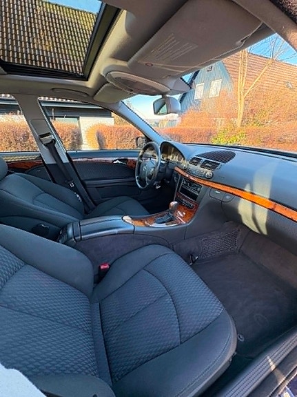 Mercedes-Benz E270 4 of 7
