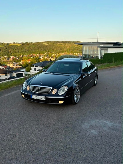 Mercedes-Benz E270 2 of 7