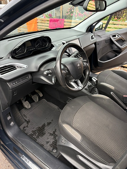 Peugeot 208 8 of 17