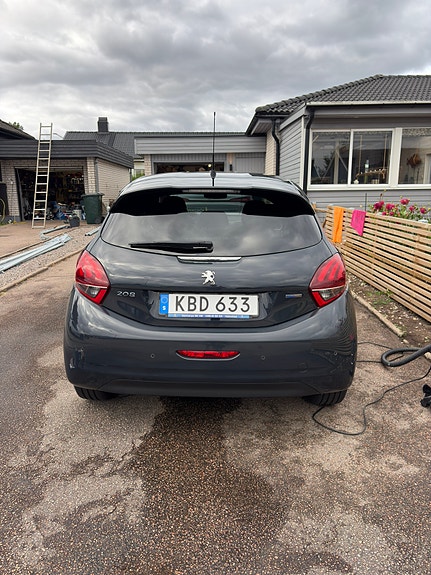 Peugeot 208 5 of 17