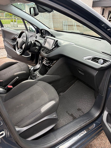 Peugeot 208 11 of 17