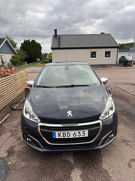Peugeot 208 2 of 17