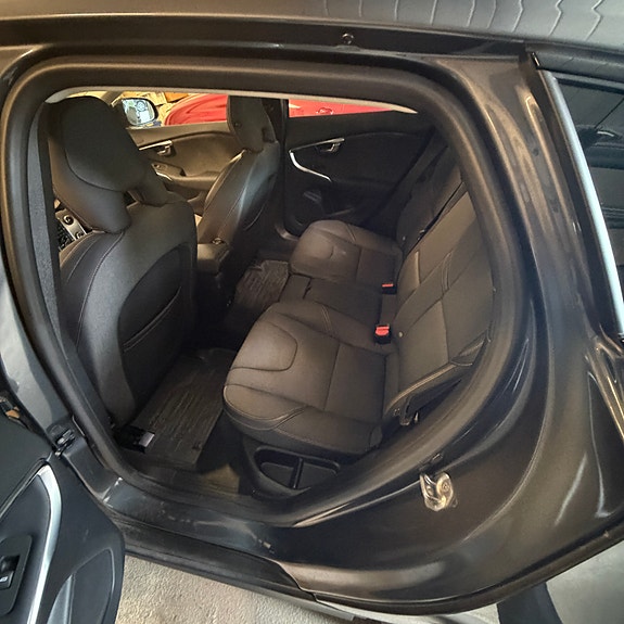 Volvo V40 Cross Country 3 of 6