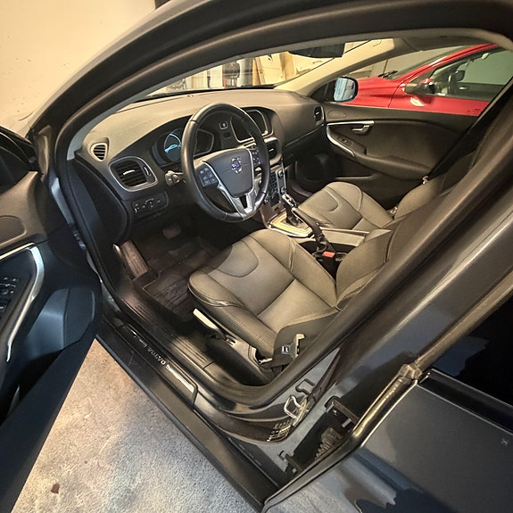 Volvo V40 Cross Country 2 of 6