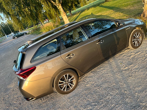Toyota Auris 4 of 6