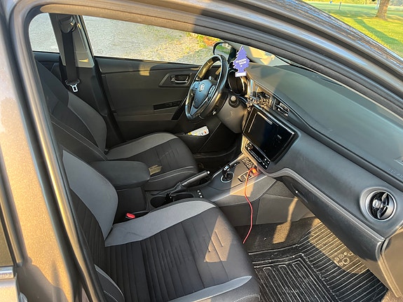 Toyota Auris 2 of 6