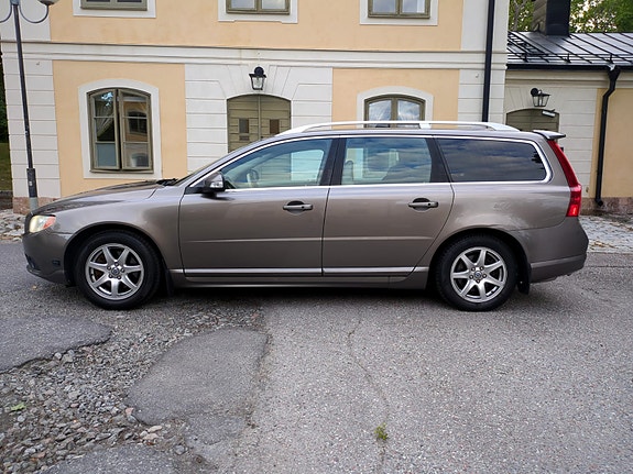 Volvo V70 2 of 14