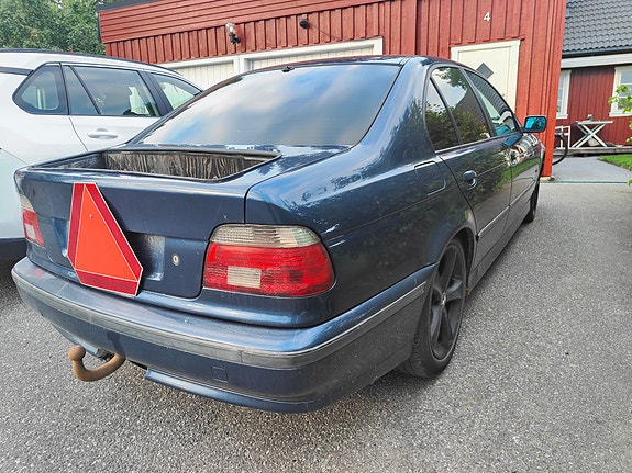 BMW 523i 4 of 7
