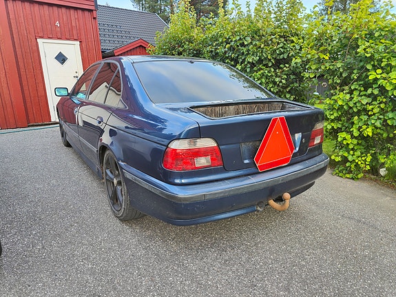 BMW 523i 5 of 7
