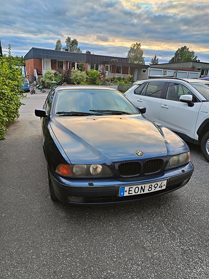 BMW 523i 3 of 7