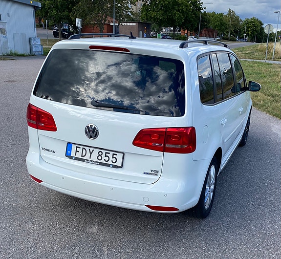 Volkswagen Touran 4 of 6