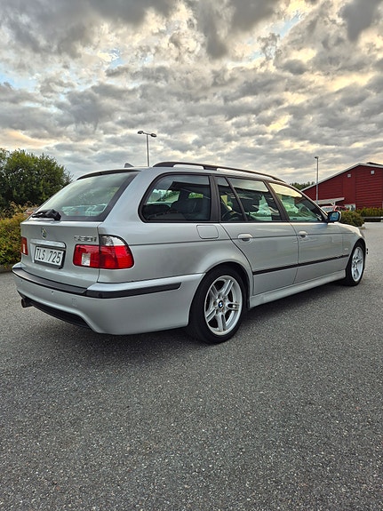 BMW 530i 4 of 5
