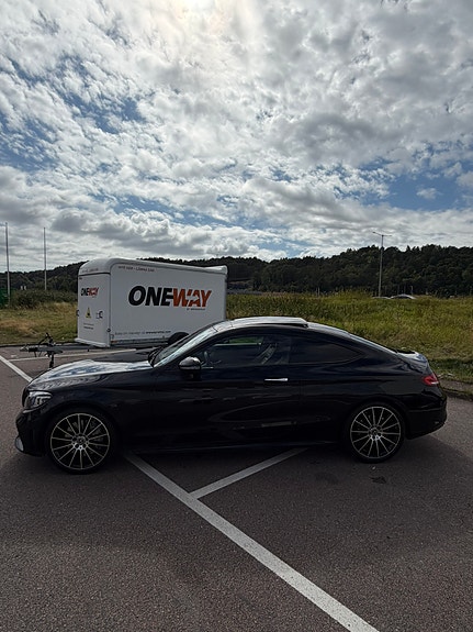 Mercedes-Benz C300 2 of 15