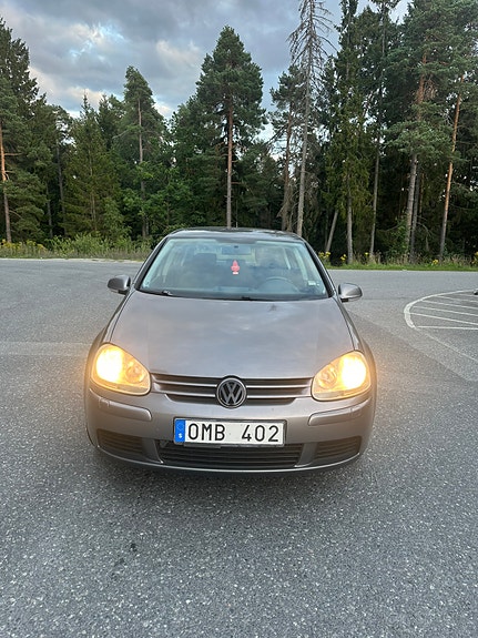 Volkswagen Golf V 3 of 9
