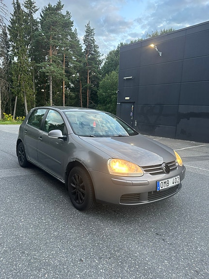 Volkswagen Golf V 2 of 9