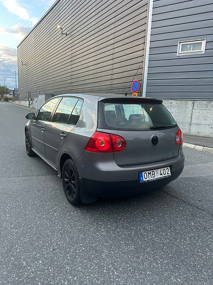 Volkswagen Golf V 5 of 9