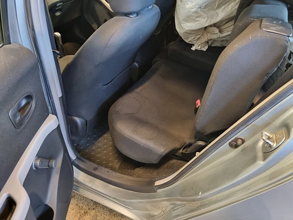Toyota Yaris 13 of 14