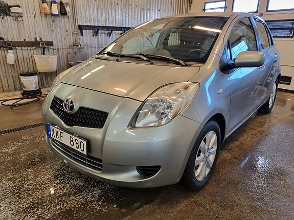 Toyota Yaris 2 of 14