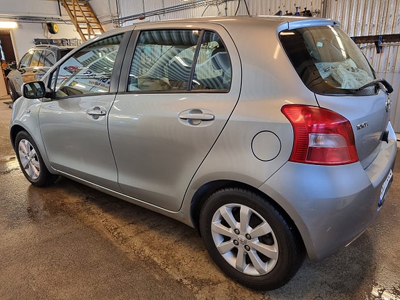 Toyota Yaris 7 of 14
