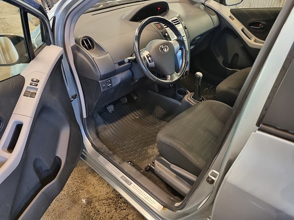 Toyota Yaris 12 of 14