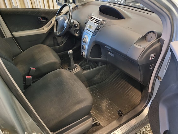 Toyota Yaris 9 of 14